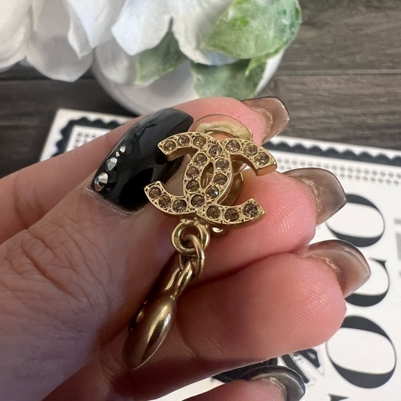 CHANEL Vintage Gold CC Logo Heart Dangle Clip On Earrings - Picture 4 of 9